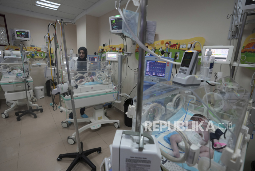 Dokter Palestina merawat bayi yang lahir prematur di Rumah Sakit Al Aqsa di Deir el-Balah, Jalur Gaza, Ahad, 22 Oktober 2023.