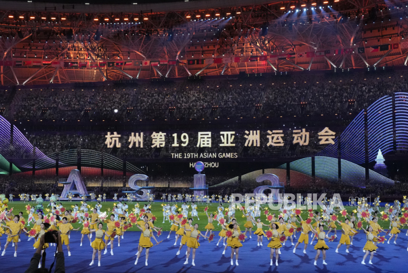 Para penari tampil saat upacara penutupan Asian Games ke-19 di Hangzhou, China, Ahad, (8/10/2023)malam.