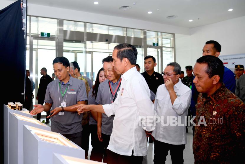 Presiden Joko Widodo (Jokowi) saat meninjau pabrik baterai mobil listrik PT Hyundai LG Industry (HLI) Green Power di Kabupaten Karawang, Jawa Barat, Kamis (14/9/2023).