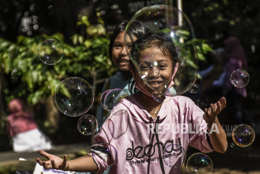 Sejumlah anak bermain gelembung sabun di Taman Lansia, Jalan Cisangkuy, Kota Bandung, Ahad (21/6). Ruang publik dan taman yang sebelumnya sepi tersebut kembali ramai dikunjungi oleh warga untuk sekedar beraktivitas  ataupun berolahraga di tengah pandemi Covid-19