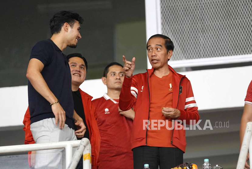  Ketum PSSI Erick Thohir berbincang dengan pemain naturalisasi Nathan T dan memperkenalkan ke Presiden RI Jokowi di sela laga Kualifikasi Piala Dunia 2026 vs Brunei di SUGBK, Kamis (12/10/2023).