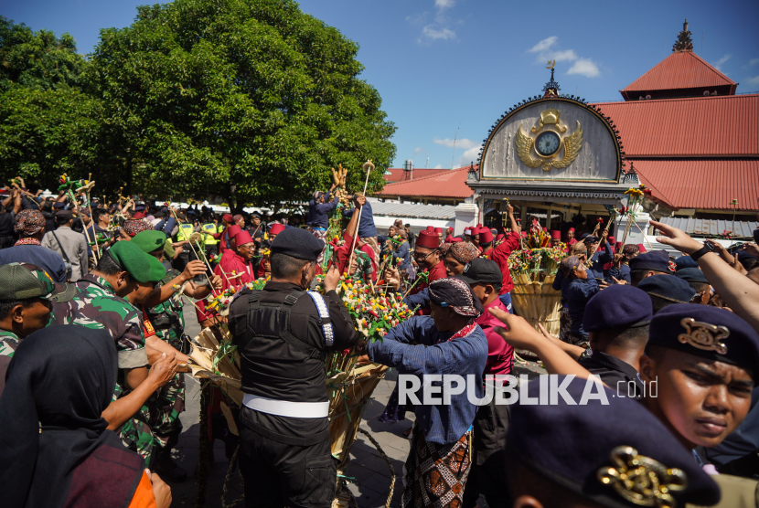 Keseruan Berebut Gunungan Saat Tradisi Gerebeg Besar Masjid Gedhe Kauman
