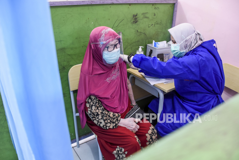 Vaksinator menyuntikkan vaksin Covid-19 ke warga lanjut usia (lansia) di SDN 053 Cisitu, Jalan Sangkuriang, Kota Bandung. Lansia di Bandung akan menjadi kelompok pertama yang mendapatkan vaksinasi booster.