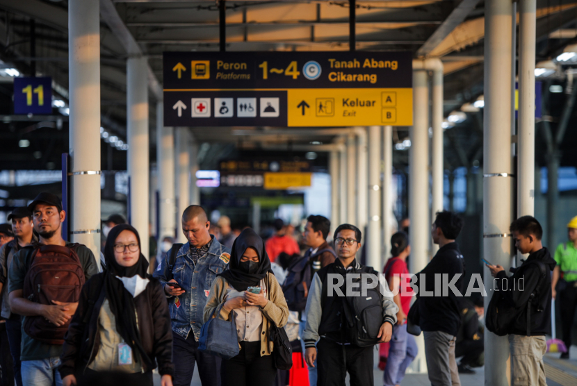 Sejumlah penumpang menunggu kedatangan KRL di Stasiun Manggarai, Jakarta, Senin (29/4/2024). PT Kereta Commuter Indonesia mengusulkan kenaikan tarif KRL Commuterline Jabodetabek yang belum berubah sejak 2016. Rencana kenaikan tarif tersebut sudah dibahas dengan pemerintah dan masih menunggu keputusan dari Kementerian Perhubungan.