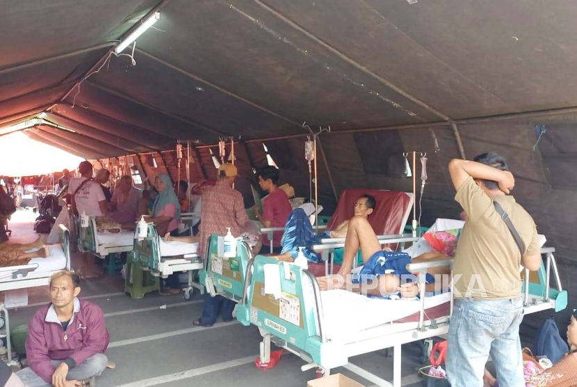 Kondisi pasien RSUD Sumedang yang dievakuasi sementara ke tenda darurat, Senin (1/1/2024), setelah kejadian gempa yang mengguncang Kabupaten Sumedang, Jawa Barat.