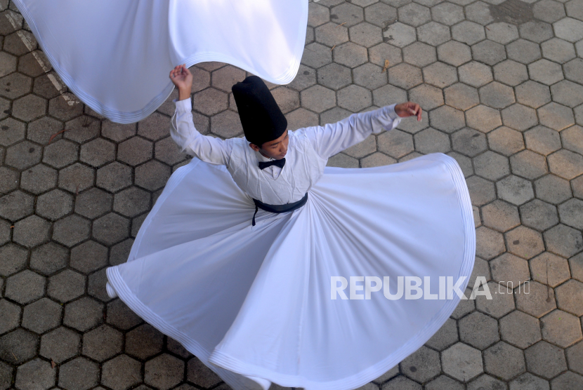Santri menari sufi sambil menunggu berbuka puasa di Pondok Pesantren Al Hidayah Al Mubarokah, Andong, Boyolali, Jawa Tengah, Jumat (22/4/2022). Kisah Seorang Sufi Menyesal Ucapkan Hamdalah, Akhirnya Istighfar Puluhan Tahun