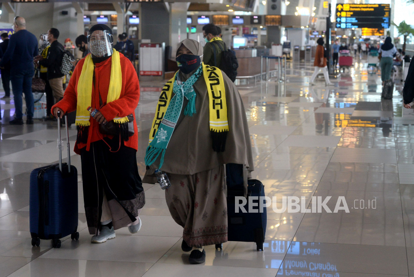 Calon Jamaah umroh berjalan menuju pintu keberangkatan di Terminal 3 Bandara Soekarno Hatta, Tangerang, Banten, Ahad (1/11). PT Angkasa Pura (AP) II (Persero) siapkan strategi untuk memimpin pasar operator penerbangan di ASEAN.