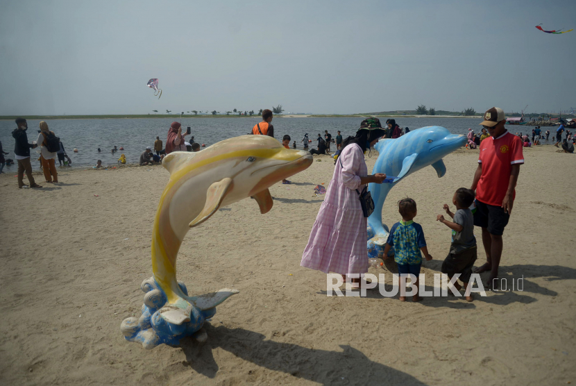 Pengunjung bermain di kawasan Pantai Taman Impian Jaya Ancol, Jakarta, Sabtu (7/5/2022). Pengunjung Ancol Naik 148 Persen Sampai September 2022