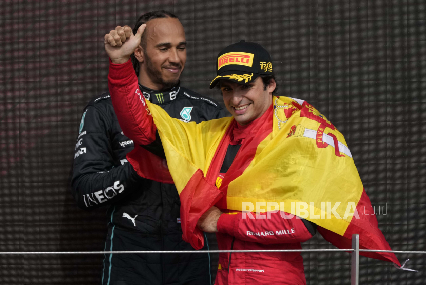 Pembalap Ferrari Carlos Sainz dari Spanyol merayakan kemenangan Grand Prix Formula Satu Inggris. Ferrari masih belum memutuskan apakah bakal mengganti power unit di mobil Carlos Sainz yang terbakar. Ilustrasi.