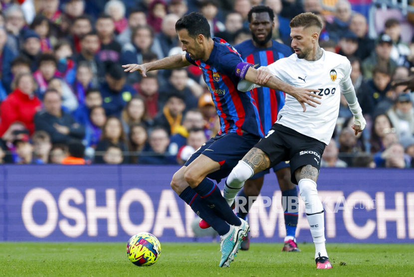 Gelandang Barcelona Sergio Busquets (kiri).