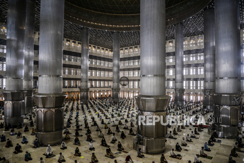 Sejumlah umat Muslim melaksanakan Shalat Jumat berjamaah di Masjid Istiqlal, Jakarta, Jumat (20/8). Masjid Istiqlal kembali dibuka untuk kegiatan ibadah Shalat Jumat dengan melaksanakan protokol kesehatan yang ketat, kapasitas maksimal 25 persen dan jamaah harus sudah divaksin Covid-19. Republika/Putra M. Akbar