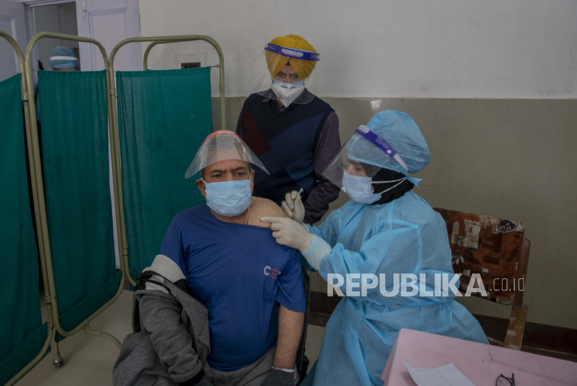 Seorang pria Kashmir menerima vaksin COVISHIELD untuk COVID-19 di pusat kesehatan primer di Srinagar, Kashmir yang dikendalikan India, Rabu, 28 April 2021. India, negara berpenduduk hampir 1,4 miliar orang, Rabu menjadi negara keempat yang melewati 200.000 kematian.