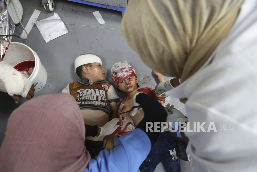Anak-anak Palestina yang terluka akibat pemboman Israel di Jalur Gaza dirawat di Rumah Sakit al-Aqsa di Deir al Balah, Ahad, 9 Juni 2024.