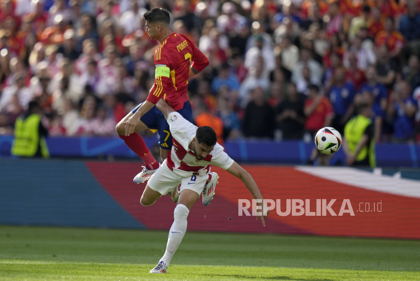 Pemain Spanyol Alvaro Morata berebut bola dengan pemain Kroasia pada pertandingan Grup B Euro 2024 di Berlin, Jerman, Sabtu, 15 Juni 2024.