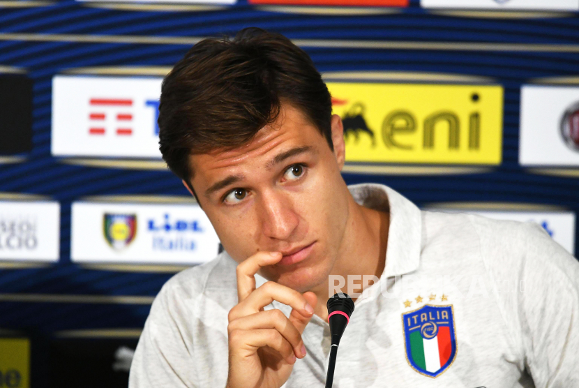 Penyerang tim nasional sepak bola Italia Federico Chiesa menghadiri konferensi pers di Coverciano Sport Center di Florence, Italia, 04 Juni 2019. 