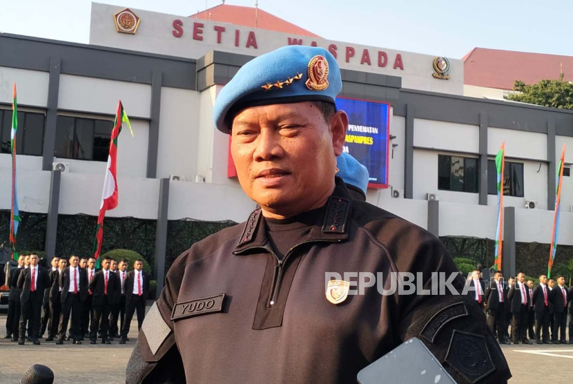 Panglima TNI Laksamana Yudo Margono usai menerima penyematan baret dan brevet kehormatan Setia Waspada dari Pasukan Pengamanan Presiden (Paspampres) di Mako Paspampres, Jakarta, Senin (7/8/2023).