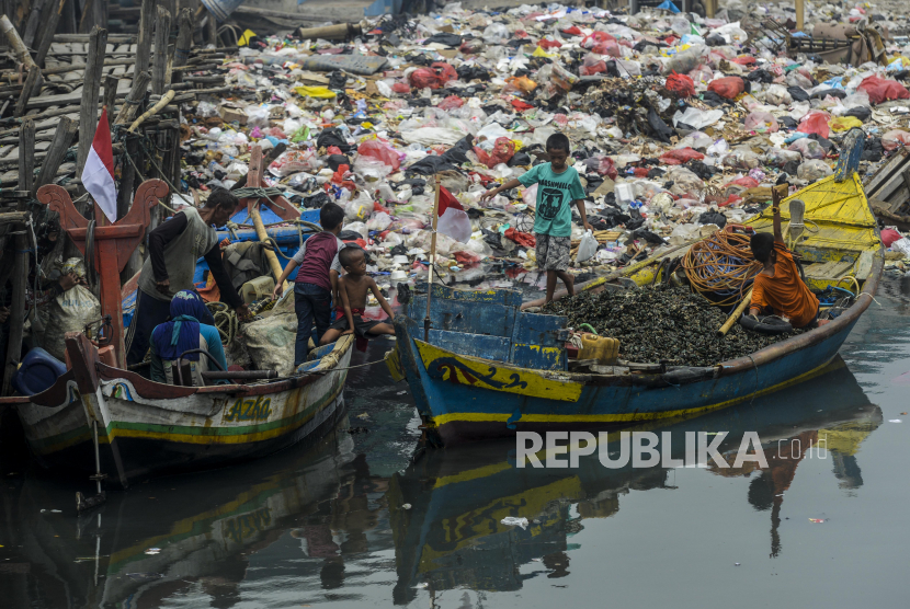Anak-anak bermain di dekat tumpukan sampah di kawasan Kali Baru, Kecamatan Cilincing, Jakarta Utara, Sabtu (21/8). 
