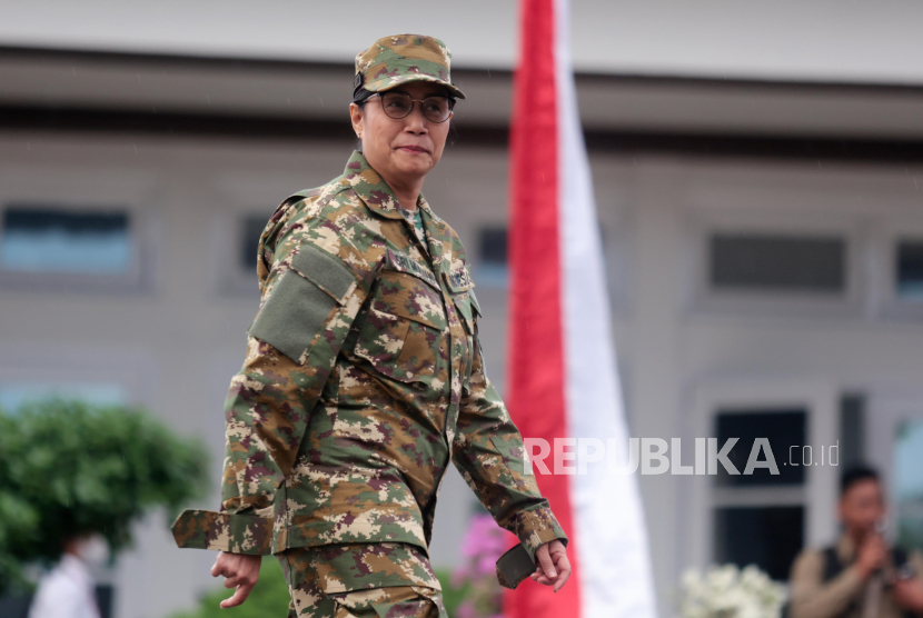 Menteri Keuangan Sri Mulyani berjalan untuk mengikuti retret Kabinet Merah Putih 2024-2029 di Akmil Magelang, Jawa Tengah, Jumat (25/10/2024).