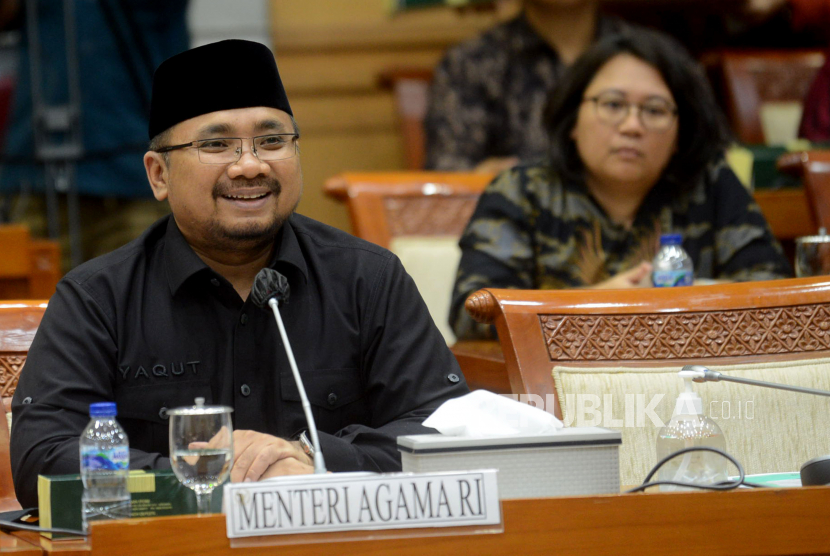 Menteri Agama Yaqut Cholil Qoumas mengikuti rapat kerja dengan Komisi VIII DPR di kompleks Parlemen, Senayan, Jakarta, Rabu (15/2/2023). Dalam Rapat tersebut Komisi VIII DPR RI bersama Menteri Agama RI menyepakati Biaya Perjalanan Ibadah Haji (Bipih) atau biaya yang dibayar langsung oleh jemaah haji rata-rata per jemaah sebesar Rp49.812.700.26 pada tahun 1444 H/2023 M.