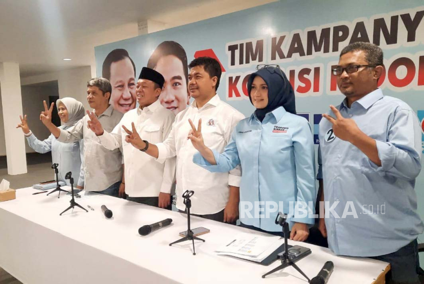 Sekretaris TKN Prabowo-Gibran mengumumkan nama Ridwan Kamil sebagai Ketua TKD Prabowo-Gibran Jawa Barat, di Rumah Besar Relawan Prabowo, Jakarta Barat, Jumat (17/11/2023). 