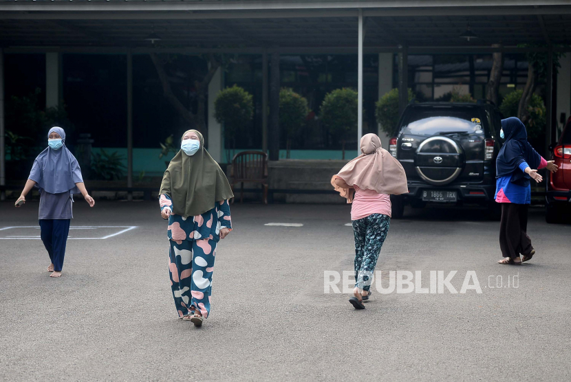 Sejumlah pasien positif Covid-19 berjemur sambil berolahraga di halaman Graha Wisata TMII, Jakarta Timur, Kamis (5/8). 