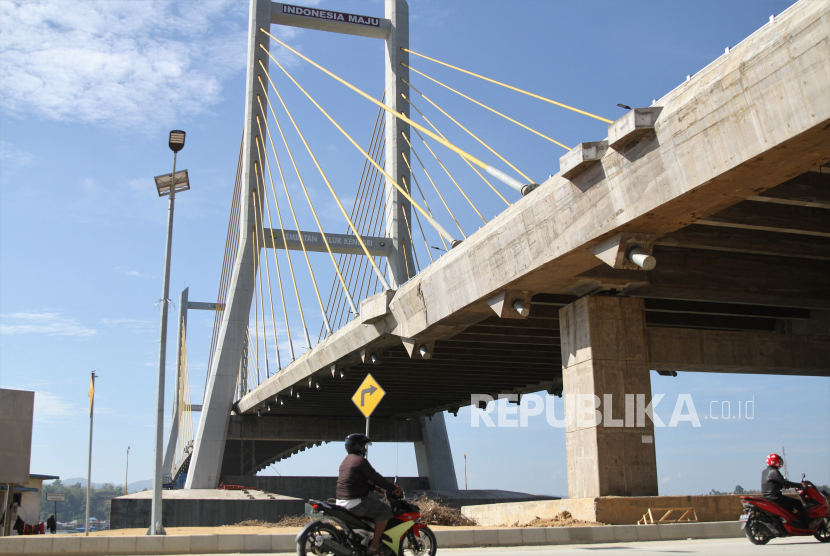 Jembatan Teluk Kendari yang telah tuntas pembangunannya di Kendari, Sulawesi Tenggara. PT PP (Persero) telah menyelesaikan beberapa proyek infrastruktur pada tahun ini, salah satunya Jembatan Teluk Kendari.