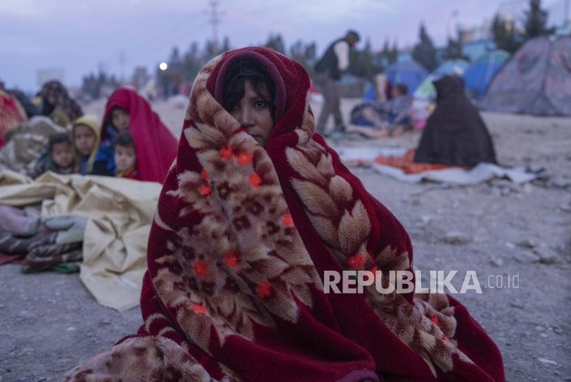 Taliban Ucapkan Hari Perempuan Internasional Berujung Kritikan. Foto: Seorang wanita Afghanistan terbungkus selimut saat dia dan keluarganya berkemah di luar Direktorat Bencana yang mereka kemah, di Herat, Afghanistan, Senin, 29 November 2021. 