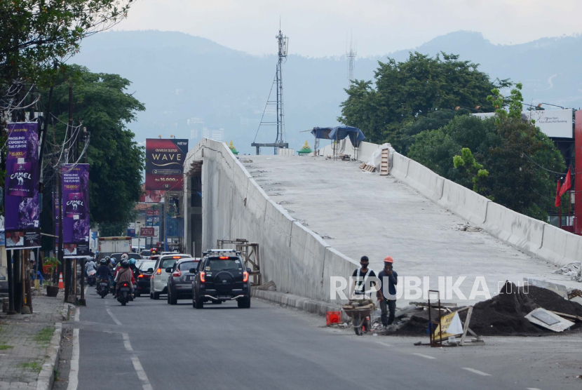 Pembangunan Flyover Jalan Laswi, Kota Bandung, hampir selesai, Ahad (22/11). Diharapkan keberadaan flayover Jalan Jakarta dan Laswi ini bisa menjadi solusi kemacetan. Proyek tersebut ditargetkan selesai akhir Desember 2020.