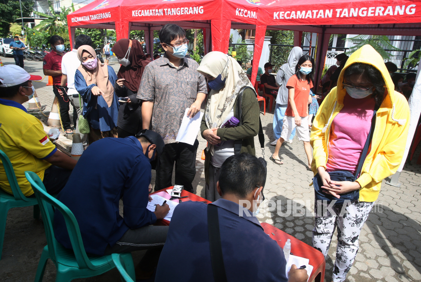 Warga mengantre untuk mengikuti pelaksanaan vaksinasi door to door untuk warga 18 tahun ke atas di sebuah cluster perumahan di Tanah Tinggi, Tangerang, Banten, Senin (21/6). 