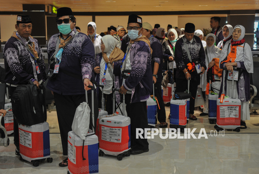 Jamaah haji menunggu jam keberangkatan di Terminal Khusus Haji dan Umroh di Terminal 2F, Bandar Udara Internasional Soekarno Hatta, Tangerang, Banten, Ahad (4/5/2025). Terminal Khusus Haji dan Umroh tersebut menyediakan 10 konter imigrasi dengan jalur tersendiri bagi jamaah haji Indonesia yang akan berangkat ke tanah suci sehingga para jamaah haji tidak perlu mengantre di konter imigrasi setibanya di Arab Saudi. Selain itu terminal tersebut juga dapat menampung jamaah sebanyak 94 juta orang per tahun. Keberadaan Terminal Khusus Haji dan Umroh diharapkan mampu memberikan pelayanan terbaik bagi jamaah dengan sejumlah fasilitas ruang tunggu yang nyaman dan luas serta memiliki jalur khusus untuk proses imigrasi. Pada musim haji 2025, Indonesia mendapatkan kuota jemaah haji sebanyal 221.000 orang yang terdiri dari 203.320 jemaah haji reguler dan 17.680 jemaah haji khusus
