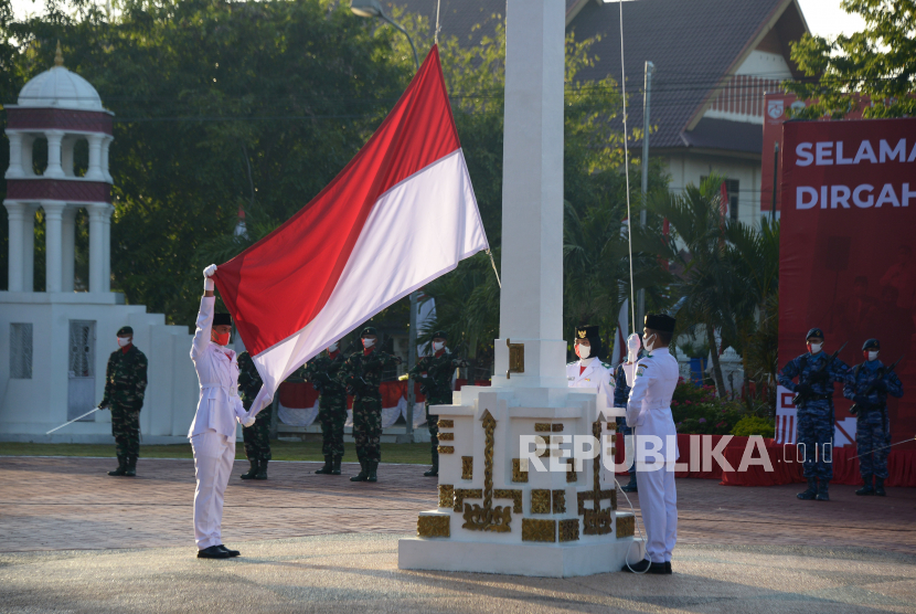 Bendera Indonesia berkibar.