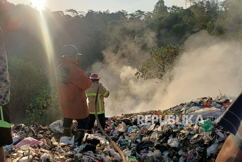 Petugas berupaya memadamkan kebakaran di area Tempat Pembuangan Akhir (TPA) Nangkaleah, Kecamatan Mangunreja, Kabupaten Tasikmalaya, Jawa Barat, Jumat (25/8/2023).