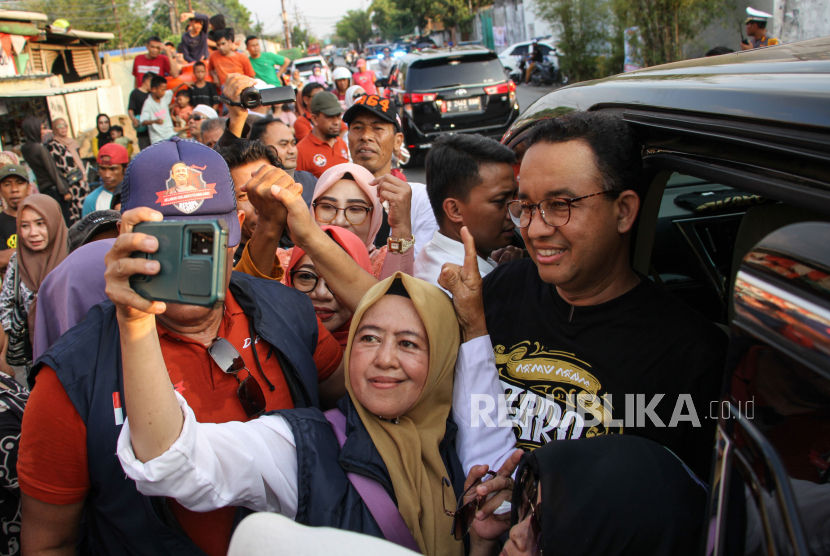 Bakal calon presiden Anies Rasyid Baswedan (kanan) berswafoto dengan relawan saat melakukan safari politik di Makassar, Sulawesi Selatan, Ahad (5/11/2023). Selain bertemu dengan para relawan, dalam kunjungannya Anies Baswedan juga menghadiri forum Silaturahmi dan Rapat Kerja Nasional (Silatnas) Ikatan Cendekia Muslim Indonesia (ICMI). 