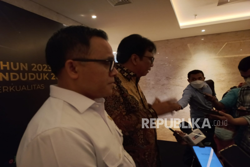 Menteri Pendayagunaan Aparatur Negara dan Reformasi Birokrasi Abdullah Azwar Anas dan Kepala Badan Pusat Statistik (BPS) Margo Yuwono menjawab pertanyaan wartawan di Jakarta, Senin (30/1//2023).
