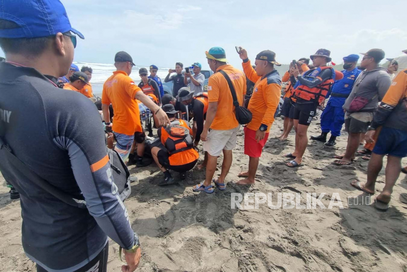 Proses evakuasi satu wisatawan yang terseret ombak di Pantai Parangtritis, Kabupaten Bantul, DIY oleh Tim SAR Gabungan, Jumat (28/4/2023).