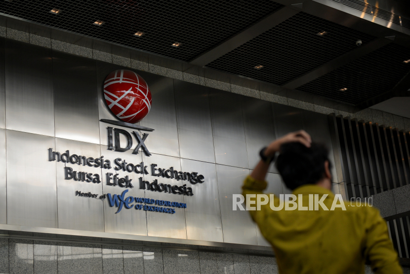 Karyawan beraktivitas di kantor PT Bursa Efek Indonesia (BEI) di Jakarta, Kamis (24/8/2023). IHSG ditutup melemah 0,32% ke 6899,39 pada akhir perdagangan. IHSG sempat mencapai posisi tertinggi di 6.937,64 dan terendah di 6.898,38 sepanjang sesi. Sebanyak 219 saham ditutup di zona hijau, 308 saham melemah, dan 215 saham lainnya ditutup di posisi yang sama.