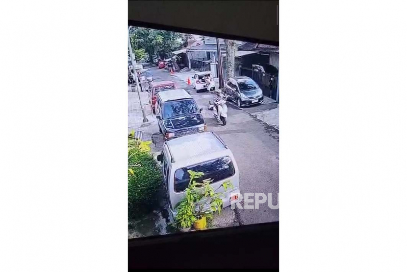  Tangkapan layar rekaman video CCTV yang memperlihatkan aksi penjambretan di kawasan Jalan Sadewa, Kelurahan Pamoyanan, Kecamatan Cicendo, Kota Bandung, Jawa Barat, Senin (19/6/2023). 