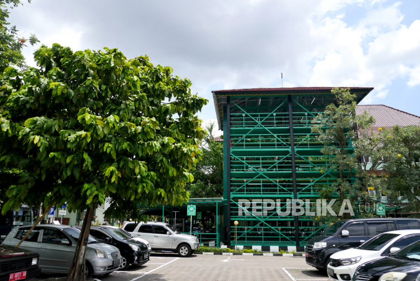 Gedung parkir vertikal baru di Balaikota Yogyakarta, Rabu (11/1). Gedung parkir hidrolik ini memiliki kapasitas 200 sepeda motor. Biaya pembuatan tempat parkir ini sebesar Rp 2,3 miliar. Rencananya tempat parkir ini akan digunakan pada Februari mendatang.
