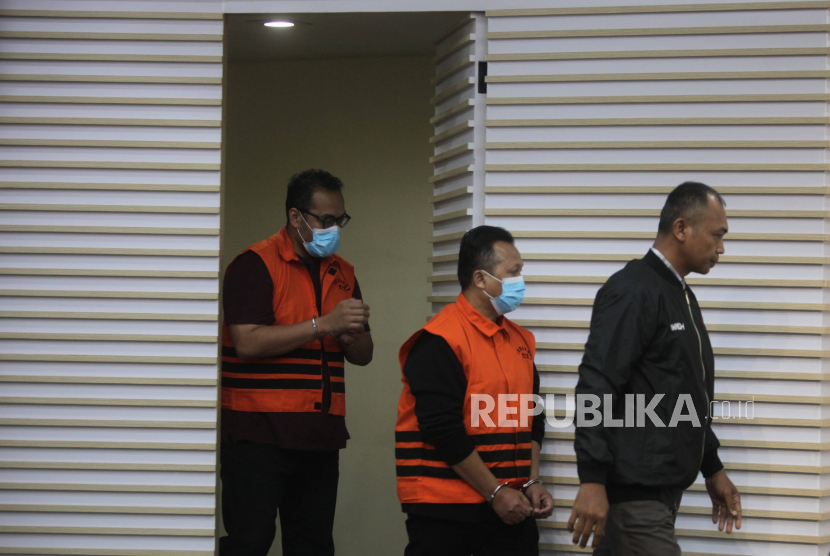 Kepala Kejaksaan Negeri Bondowoso Puji Triasmoro (tengah) dan Kasi Pidsus Kejari Bondowoso Alexander Silaen (kiri) memakai rompi tahanan usai menjalani pemeriksaan pasca OTT di Gedung Merah Putih KPK, Jakarta, Kamis (16/11/2023). Dari OTT tersebut KPK menahan Kajari Bondowoso Puji Triasmoro dan Kasi Pidsus Kejari Bondowoso Alexander Silaen beserta dua orang pihak swasta terkait dugaan tindak pidana korupsi berupa pemberian hadiah atau janji dalam rangka pengurusan perkara di Kejaksaan Negeri Bondowoso, dengan barang bukti berupa uang senilai Rp 450 juta.
