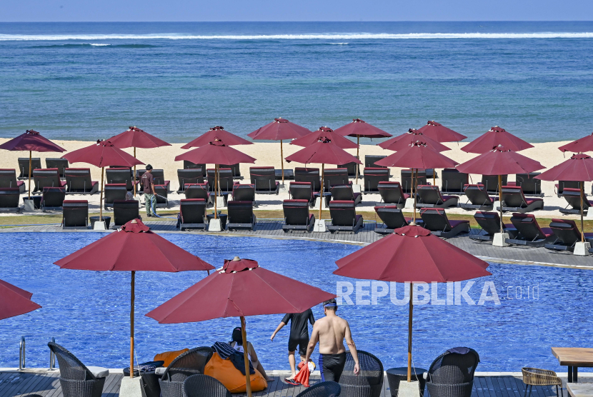 Wisatawan menikmati suasana area kolam renang Hotel Pullman Lombok, Kuta Mandalika, Praya, Lombok Tengah, NTB, Rabu (27/9/2023). Menurut Mandalika Hotel Association (MHA), okupansi hotel atau tingkat keterisian kamar hotel di KEK Mandalika saat ini mencapai 95 persen dan diperkirakan terus meningkat hingga berlangsungnya balap MotorGP di sirkuit Mandalika pada 13-15 Oktober 2023. 