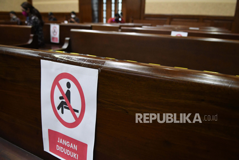 Sejumlah pengunjung duduk sesuai dengan penanda jarak saat sidang di Pengadilan Tipikor, Jakarta, Kamis (4/6/2020). (Foto ilustrasi). Penegakan keadilan terkait juga dengan keadilan dalam hukum.