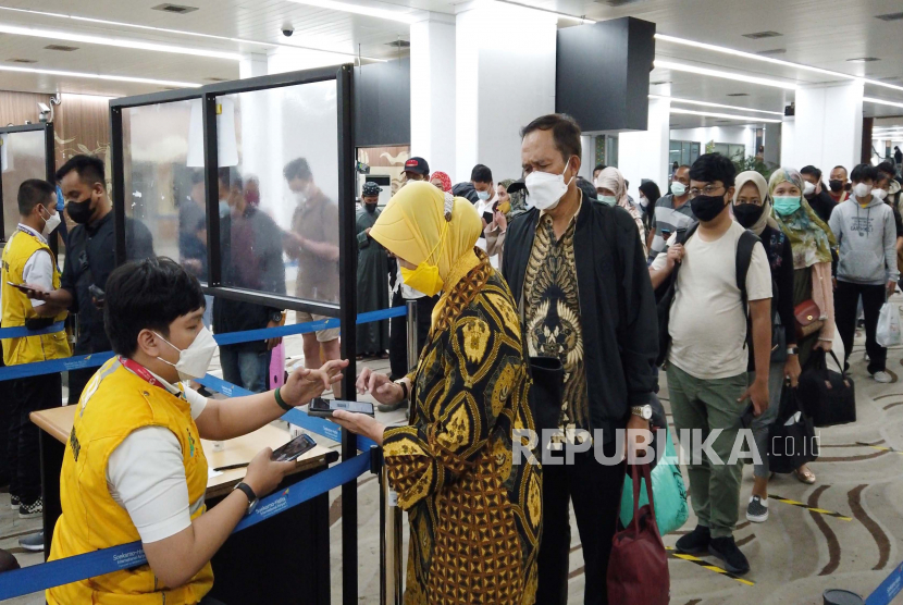 Penumpang pesawat diperiksa oleh petugas kesehatan sesaat setelah tiba di Bandara Internasional Soekarno-Hatta di Tangerang, Indonesia, 07 Desember 2021. Saat ini penumpang pesawat di Bandara Soekarno-Hatta didominasi oleh penumpang rute domestik.