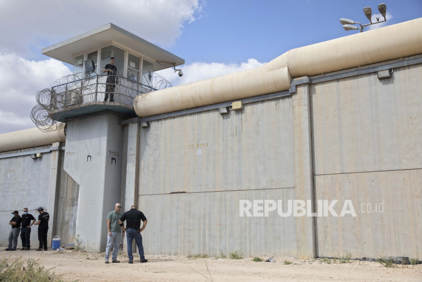  Petugas polisi dan penjaga penjara memeriksa tempat pelarian penjara di luar penjara Gilboa di Israel utara, Senin, 6 September 2021. Pasukan Israel Gerebek Penjara Wanita Palestina, Pakai Kekerasan dan Bawa Anjing