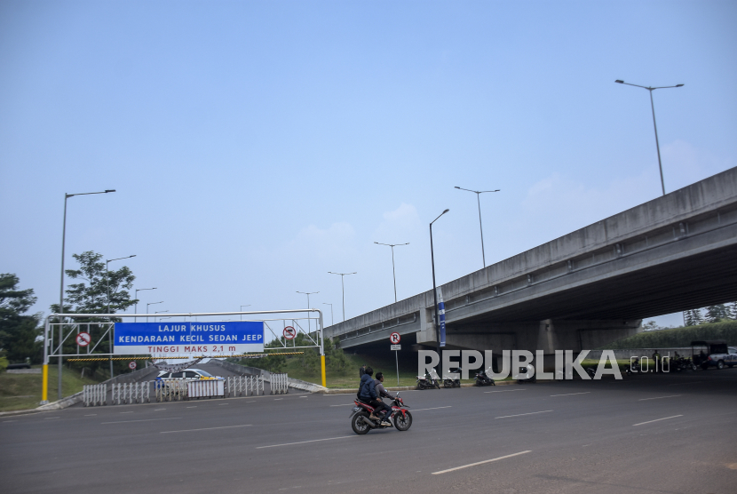 Kendaraan melintas di depan akses masuk KM 149 ruas Tol Padaleunyi di Gedebage, Kota Bandung, Jawa Barat, Senin (24/7/2023). Senior General Manager Jasamarga Metropolitan Tollroad Regional Division, Widyatmiko Nursejati mengungkapkan saat ini Jasa Marga masih melakukan koordinasi dan persiapan sebelum nantinya dapat dioperasikan fungsional (sementara) akses KM 149 ruas Tol Padaleunyi.