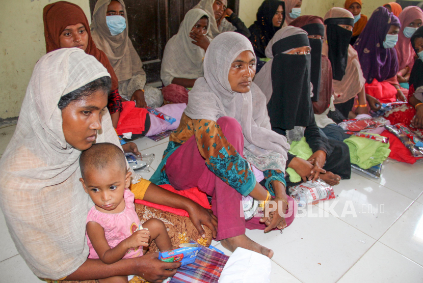 PP Muhammadiyah Imbau RI Bersikap Soal Pengungsi Rohingya. Foto: Sejumlah etnis Rohingya menunggu di ruangan setelah menjalani pemeriksaan kesehatan dan identifikasi di tempat penampungan sementara di bekas kantor Imigrasi Punteuet, Blang Mangat, Lhokseumawe, Aceh, Jumat (26/6/2020). Hasil identifikasi dan pemeriksaan tes diagnosa cepat (rapid test) COVID-19 menyatakan sebanyak 99 orang etnis Rohingya dinyatakan non reaktif.