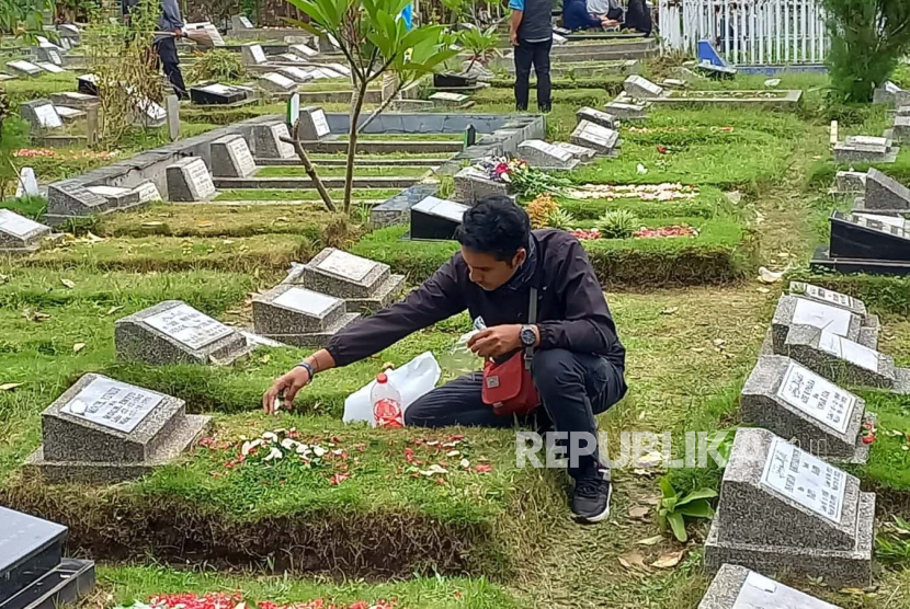 Peziarah memadati tempat pemakaman umum (TPU) Porib atau Babakan Ciparay di Jalan Caringin, Kota Bandung, Ahad (10/3/2024). 