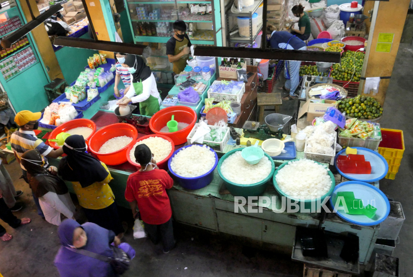 Pedagang melayani pembeli kolang-kaling di Pasar Beringharjo, Yogyakarta, Rabu (14/4). Bank Indonesia (BI) melaporkan kinerja sektor Industri Pengolahan diperkirakan meningkat pada kuartal I 2021 dan berada dalam fase ekspansi.