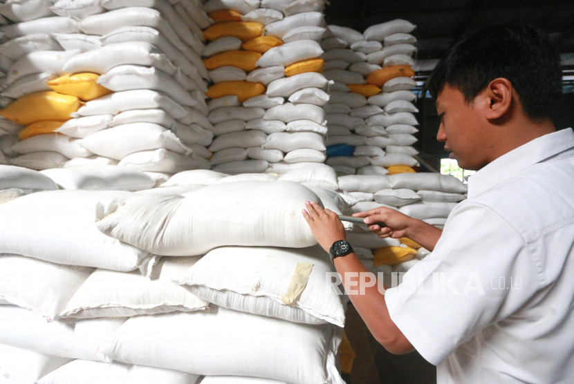 Petugas Bulog mengecek kualitas beras saat inspeksi mendadak (sidak) di gudang Bulog (ilustrasi). Bulog Surakarta berupaya kendalikan harga beras melalui operasi pasar yang dilakukan di sejumlah titik di Kota Solo, Jawa Tengah.