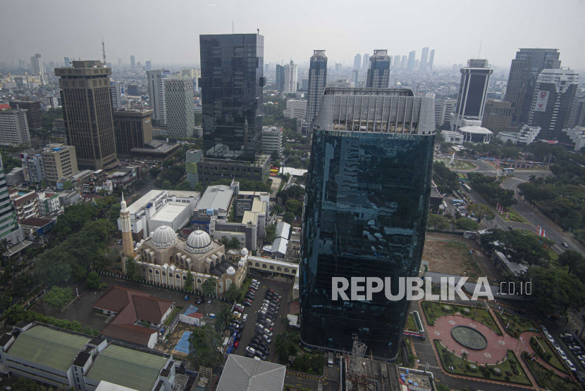 Suasana gedung-gedung perkantoran tampak dari ketinggian Gedung Perpusnas di Jakarta, Rabu (5/8/2020). Badan Pusat Statistik (BPS) mencatat pertumbuhan ekonomi terkontraksi pada level negatif untuk pertama kalinya sejak triwulan I-1999, setelah perekonomian pada triwulan II-2020 tumbuh negatif 5,32 persen. 