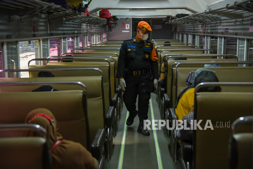 Petugas mengecek bangku penumpang kereta api Sribilah  di Stasiun Kota Medan, Sumatra Utara, Kamis (23/12/2021). Manajemen PT Kereta Api Indonesia (Persero) Sumatra Utara mencatat sudah menjual sebanyak 2.680 tiket kursi kereta api untuk mudik Lebaran 2022.